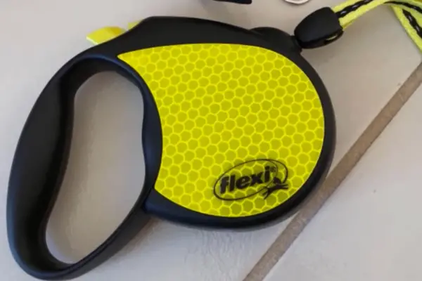 Flexi New Neon Reflective Retractable 16' Tape Leash